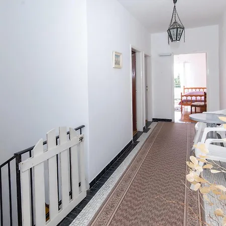 2 Bedroom Stunning In Lägenhet Klek