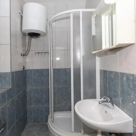 Apartment 2 Bedroom Lovely In